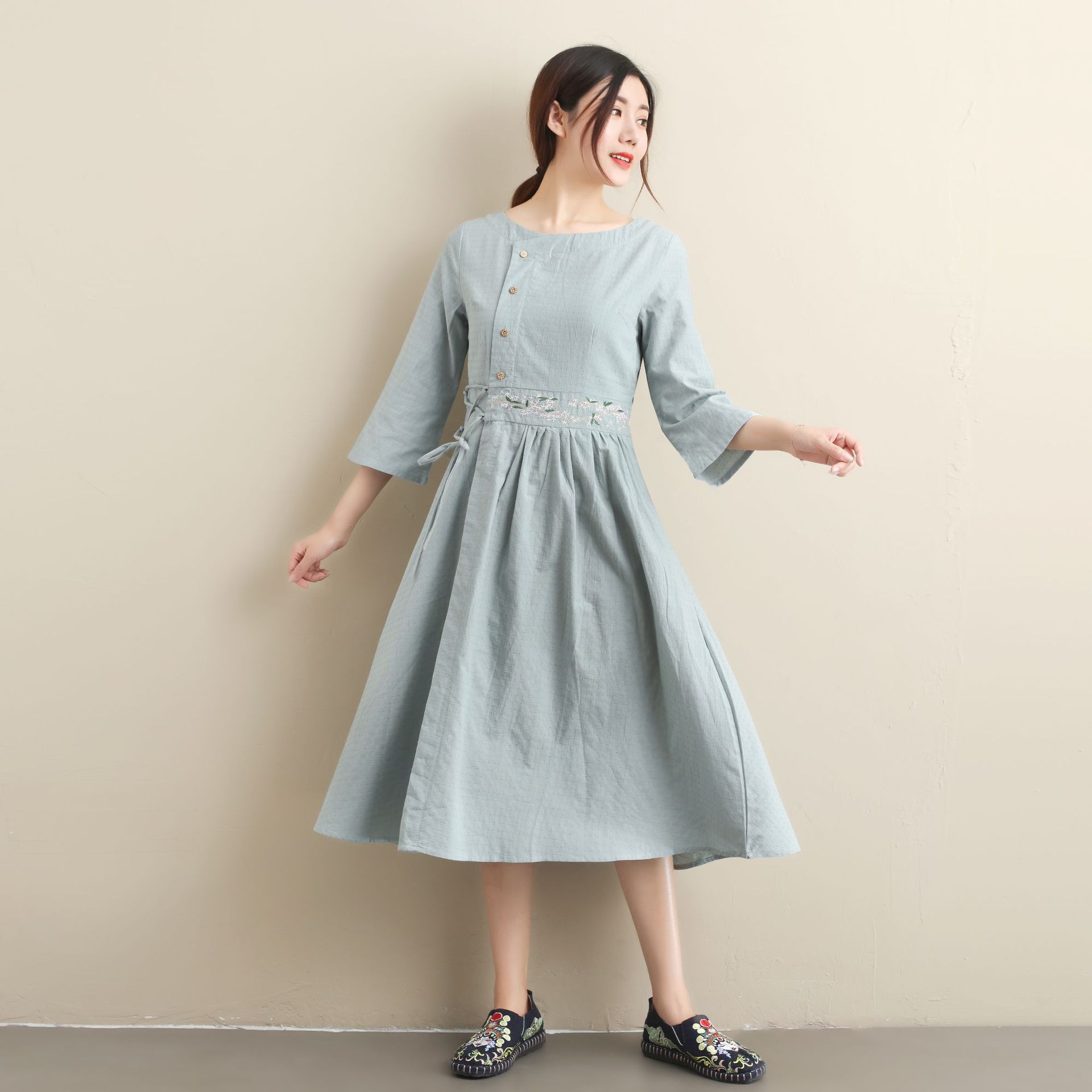 棉麻女装连衣裙2020 浅蓝抽绳绣花裙 大码收腰文艺风连衣裙