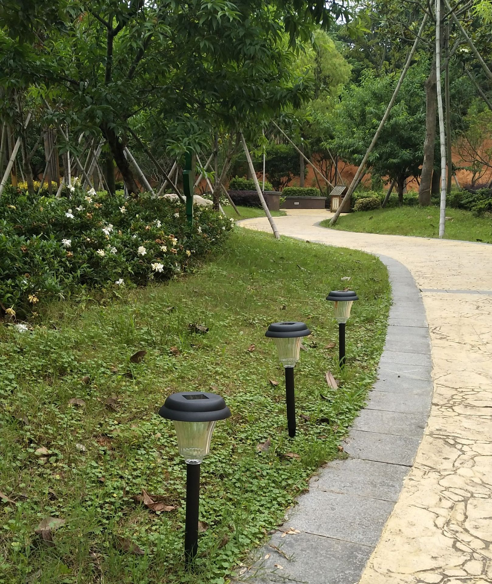 厂家热销 太阳能圆灯 塑料款草坪灯 庭院灯 led太阳能插地灯