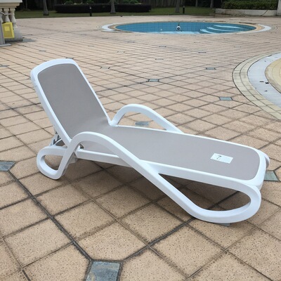 供应泳池折叠躺椅塑料休闲躺椅加厚躺椅轻便折叠休闲躺椅