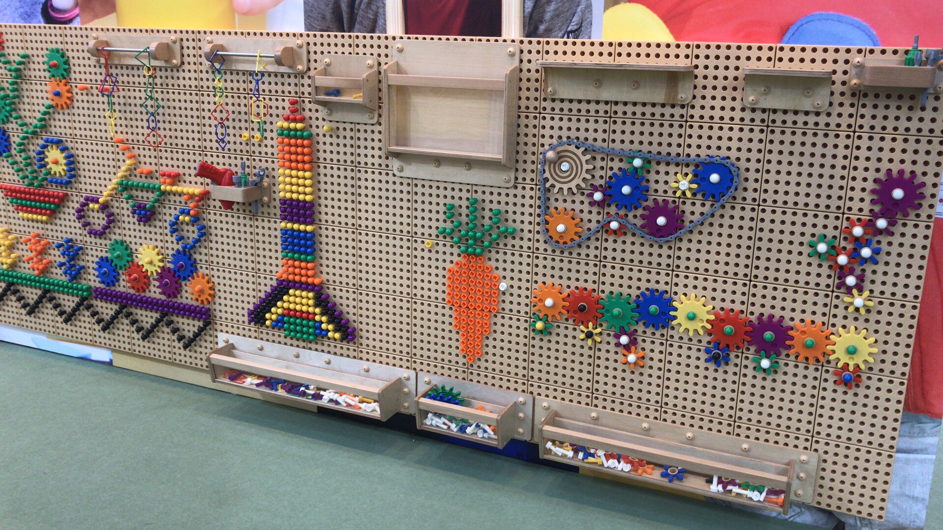 拼插积木_新型墙面实木幼儿园早教多功能拼插墙面积木 - 阿里巴巴