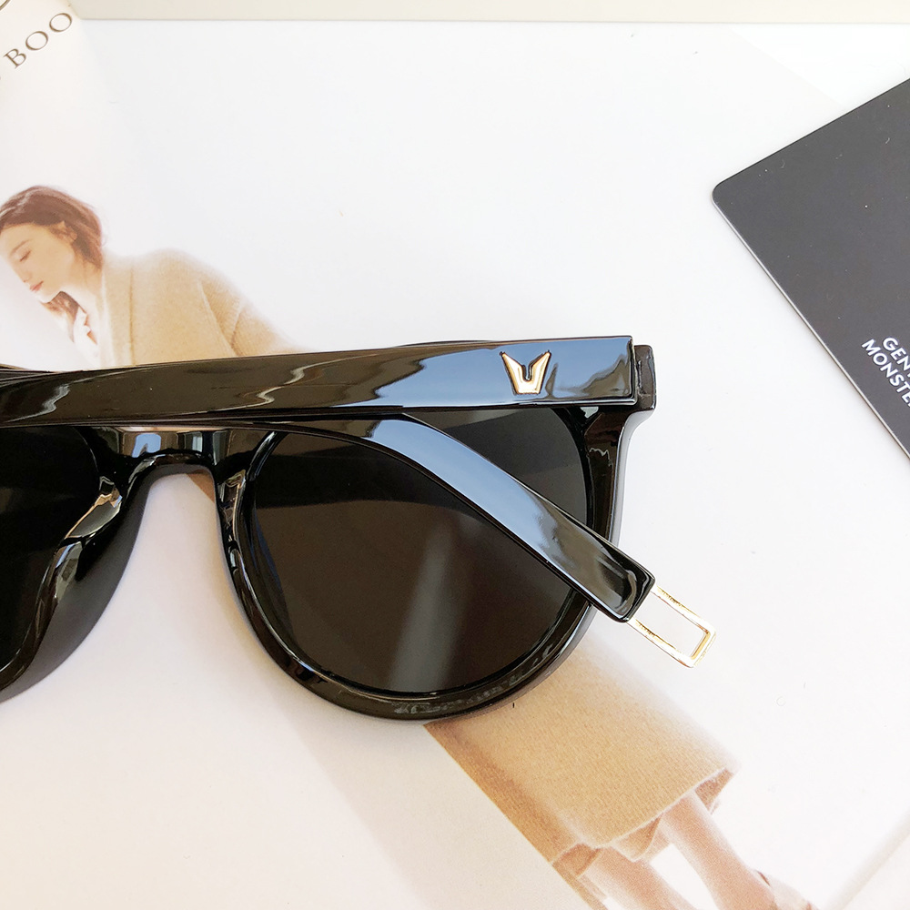 本店所有商品都是出厂批发价眼镜,不带盒子,如需盒子请联系客服或者和