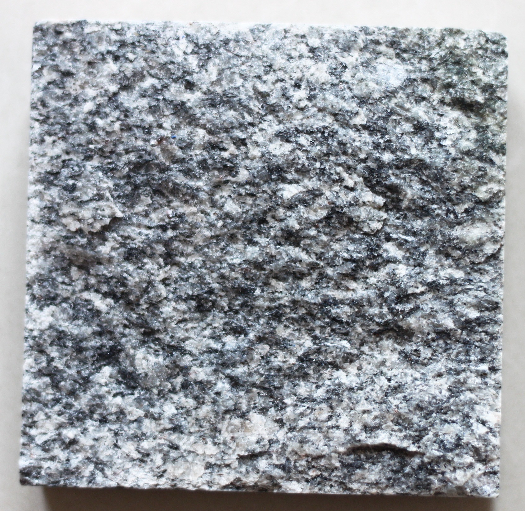 芝麻灰小块马蹄石自然面火烧面100*100*30鲁灰小料石马路铺地石材