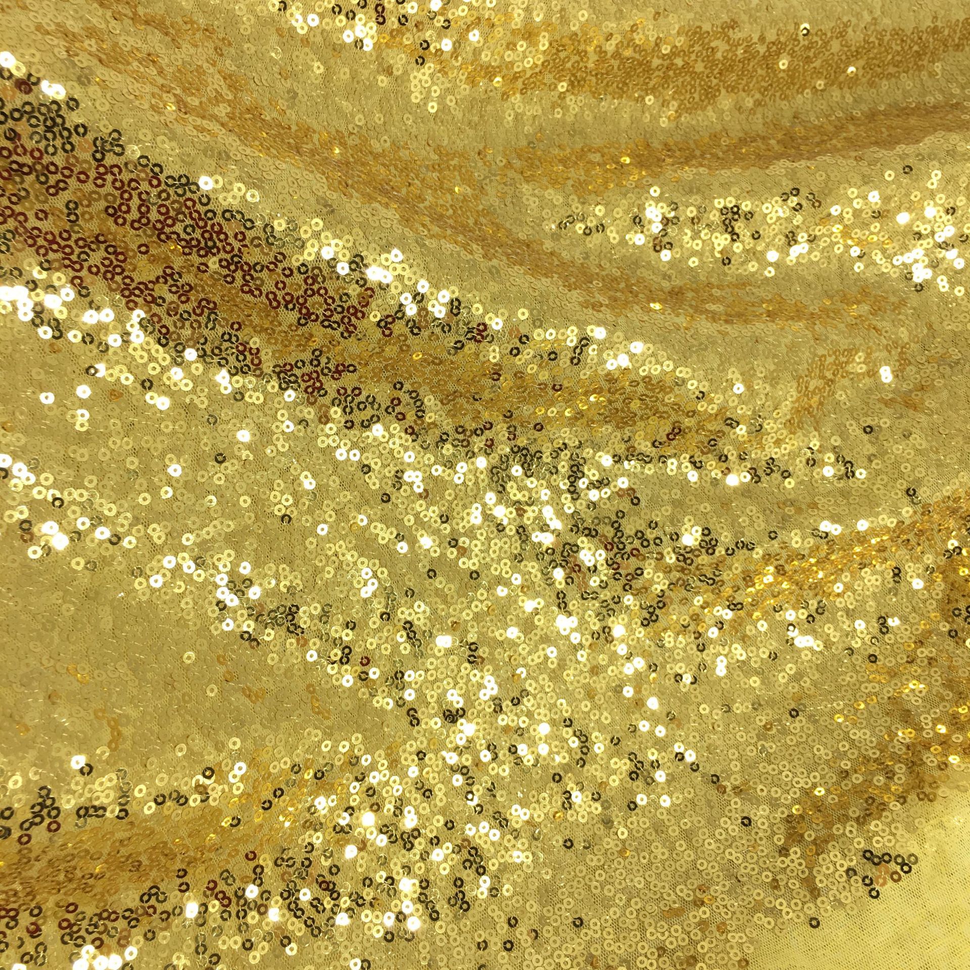 现货批发亮片布料演出服婚庆桌布珠片绣面料工艺品装饰3mm乱片布