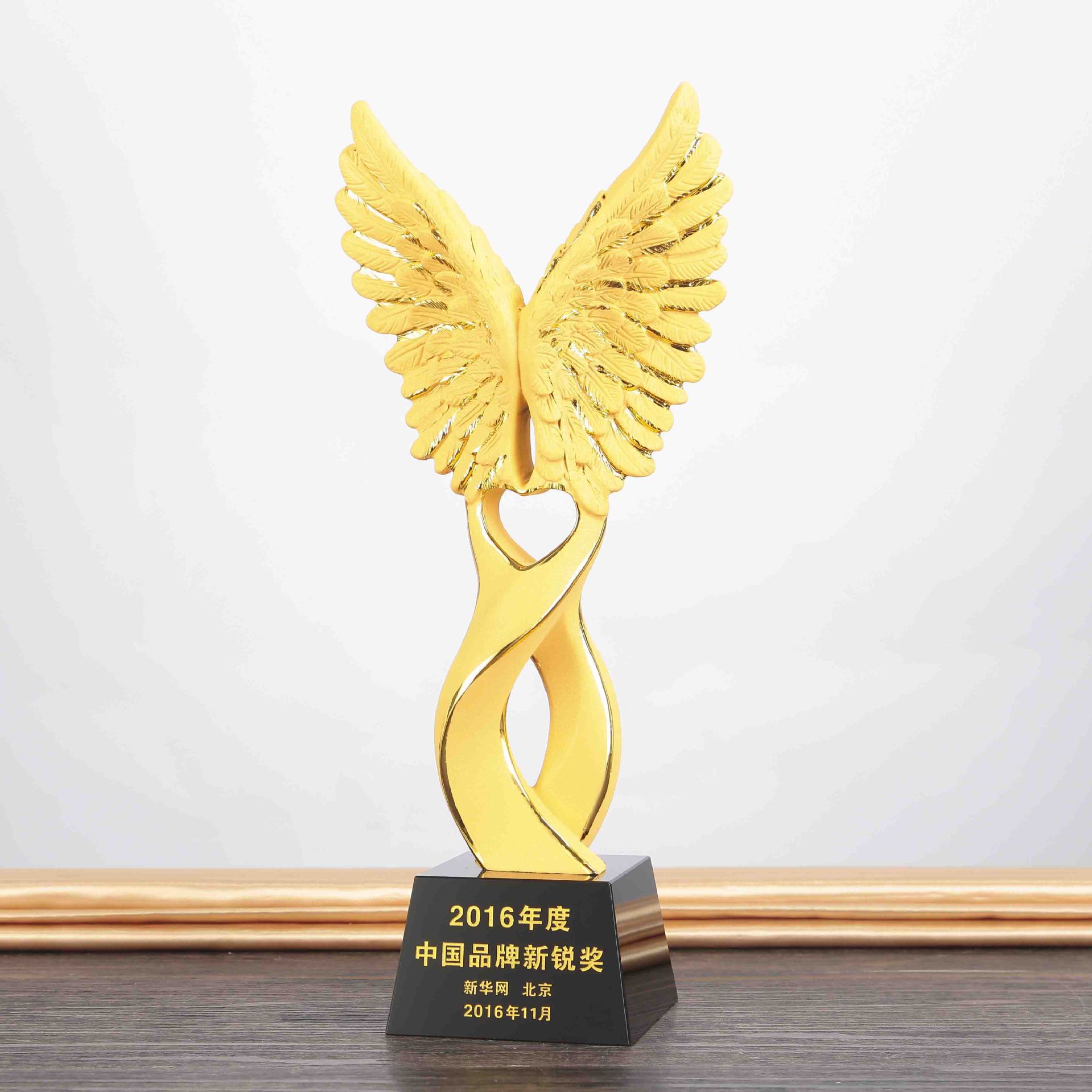 新款飞鹰水晶奖杯定制 树脂翅膀镀金五角星奖杯定做比赛公司颁奖