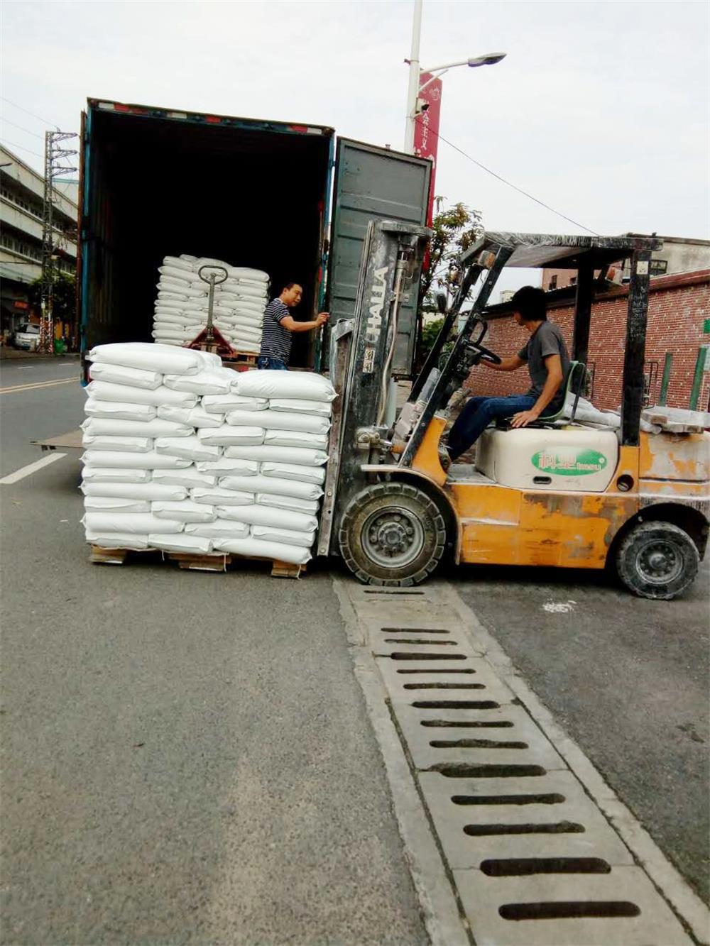 才排上装车的哦:        十几吨的填充母料,搬运工也费了不少时间呢