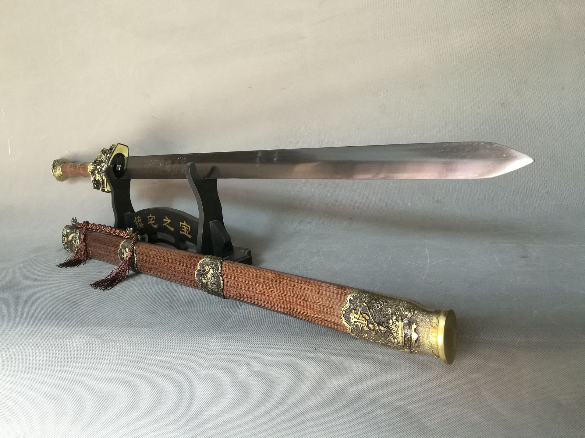 龙泉刀宝剑-镇宅剑鸡翅木金蟾招财剑-特价刀剑 厂家直销 未开刃