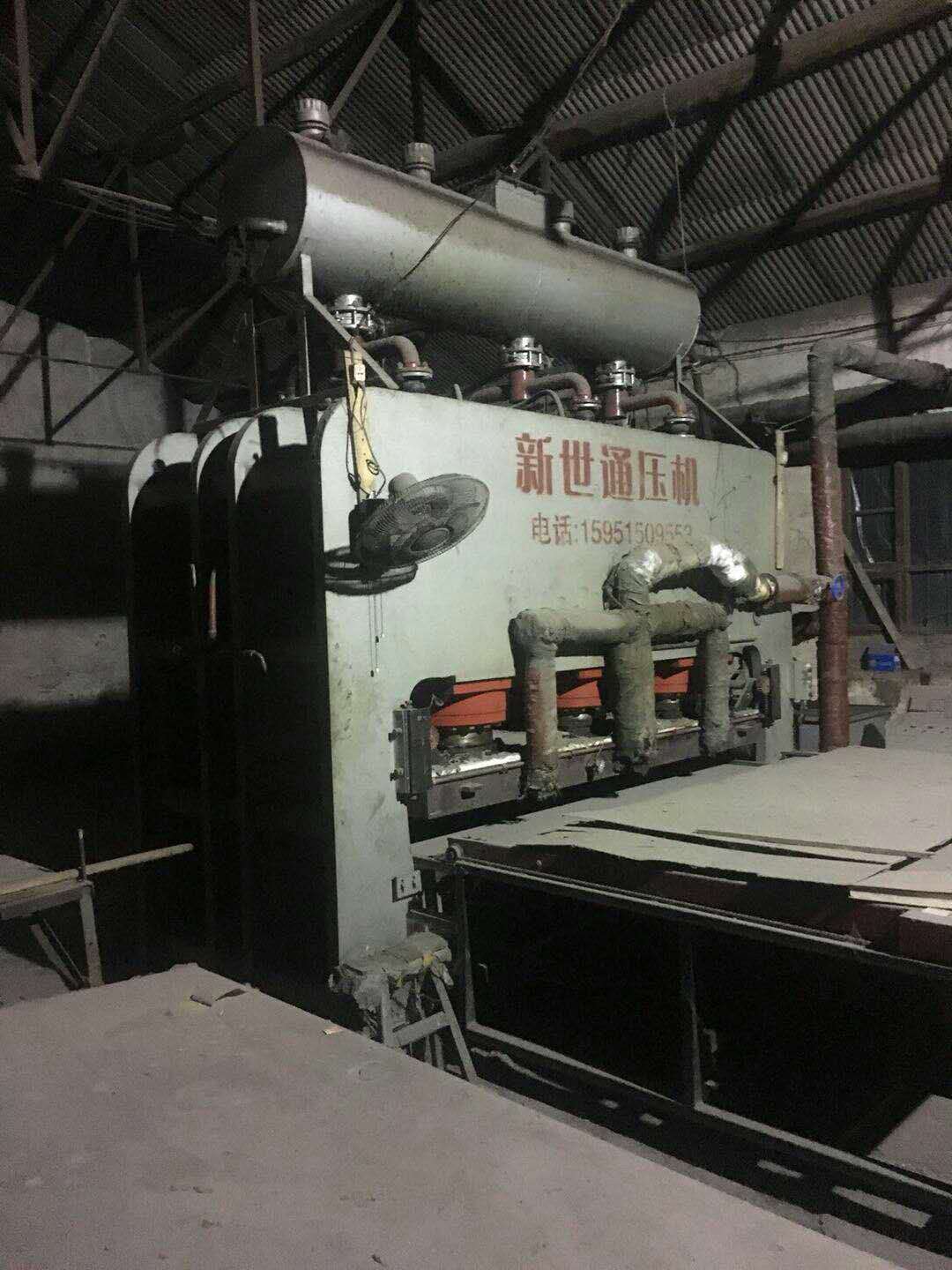 1,漳州华成产4*8尺10层热压机一台,压力400吨.