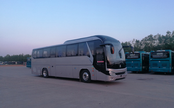 豪沃客车11米全承载燃油旅游车顺利下线
