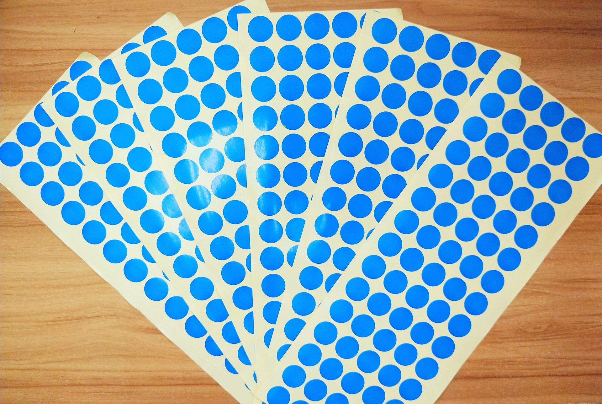 彩色圆形不干胶标贴现货 颜色任意可定制 颜色区分贴纸