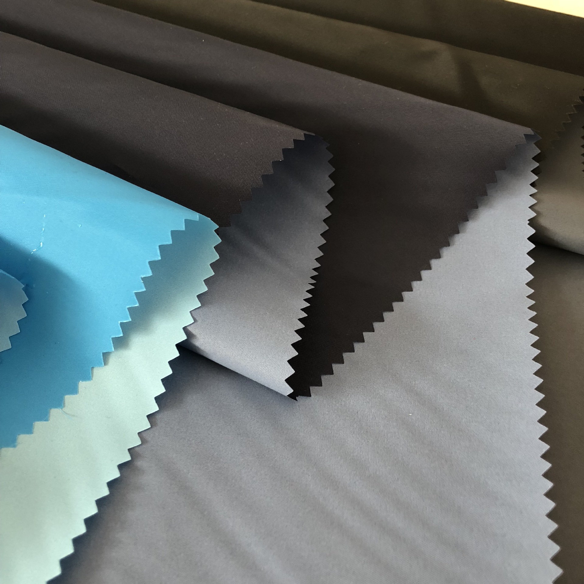 260t涤塔夫涂白防水透气透湿户外休闲面料