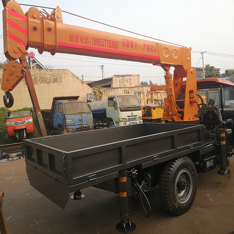 山东吊车厂家定做1吨3吨三轮吊车小型五征三轮车随车吊结实耐用