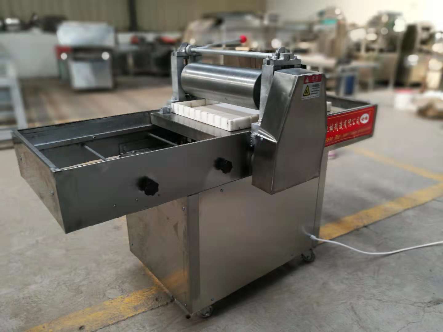 供应鸡蛋酥花生糖酥米花糖立式单辊来回压往复式压块机