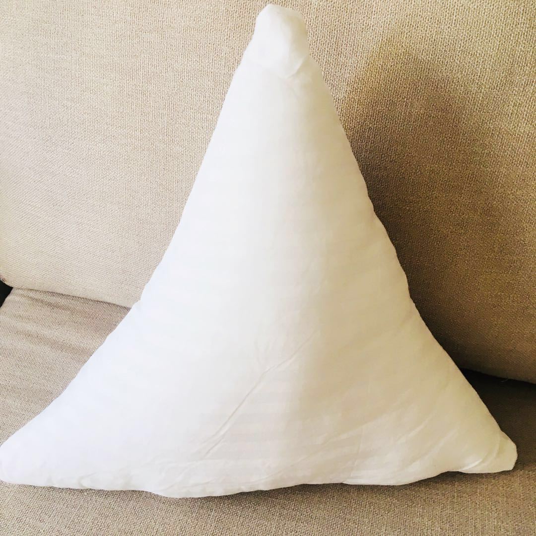 厂家批发缎条白色条纹布真空压缩三角形抱枕芯靠垫芯35*55定制