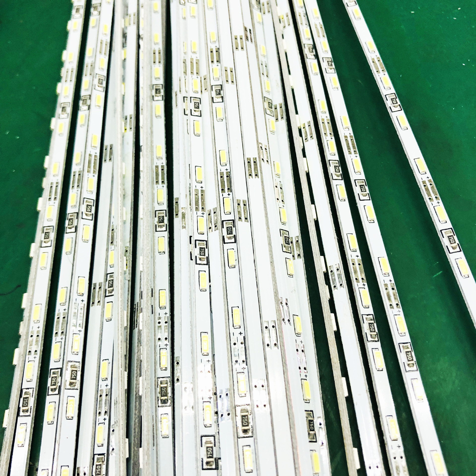 工厂直销4014led2835硬灯条ulcerosh1米60/72/78/80/160灯可定制