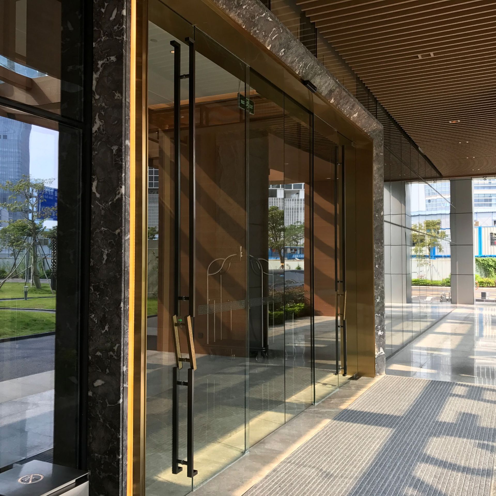 特价促销自动感应玻璃门 钢化玻璃门12mm感应电动门 来图定制深圳