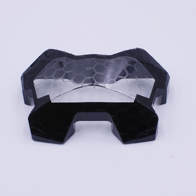 一般这种模塑工艺也叫双料注塑,通常由一套模具完成,且需要专门的双色