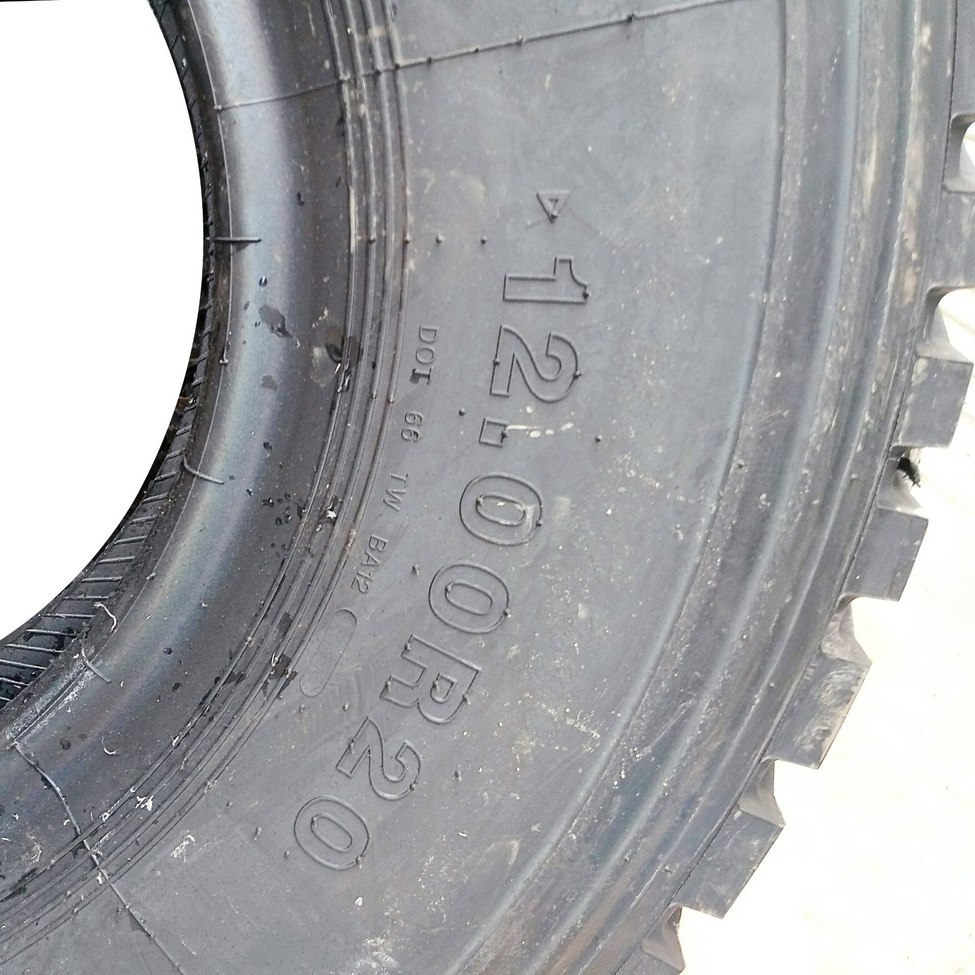 厂家直销12.00r20子午线卡车轮胎 全新钢丝货车轮胎耐磨