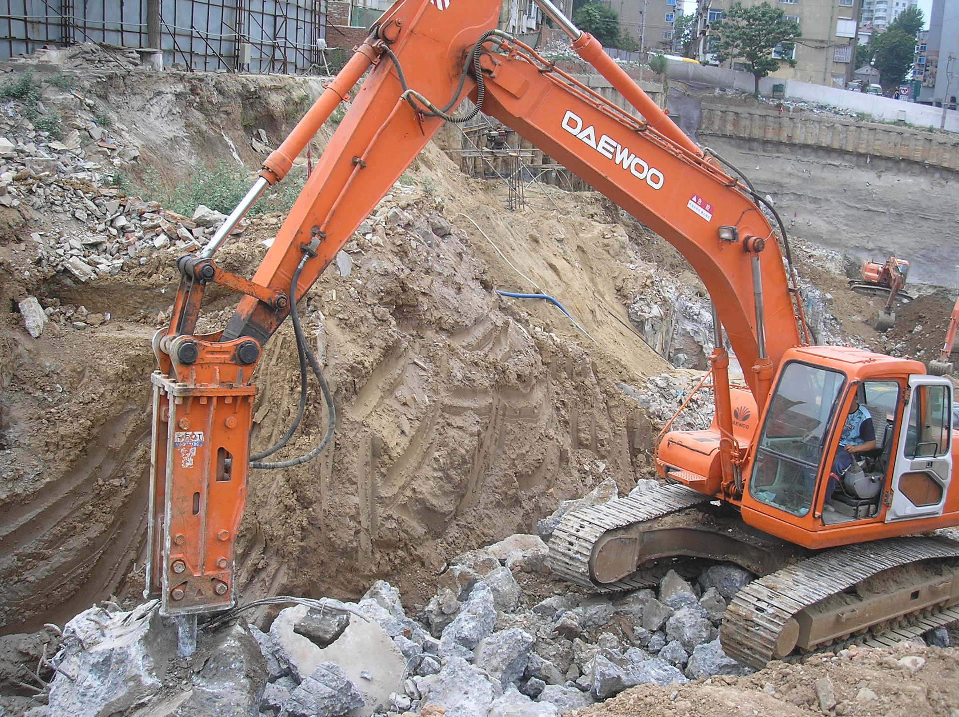 专业供应20吨挖掘机用岩石破碎锤hhb20