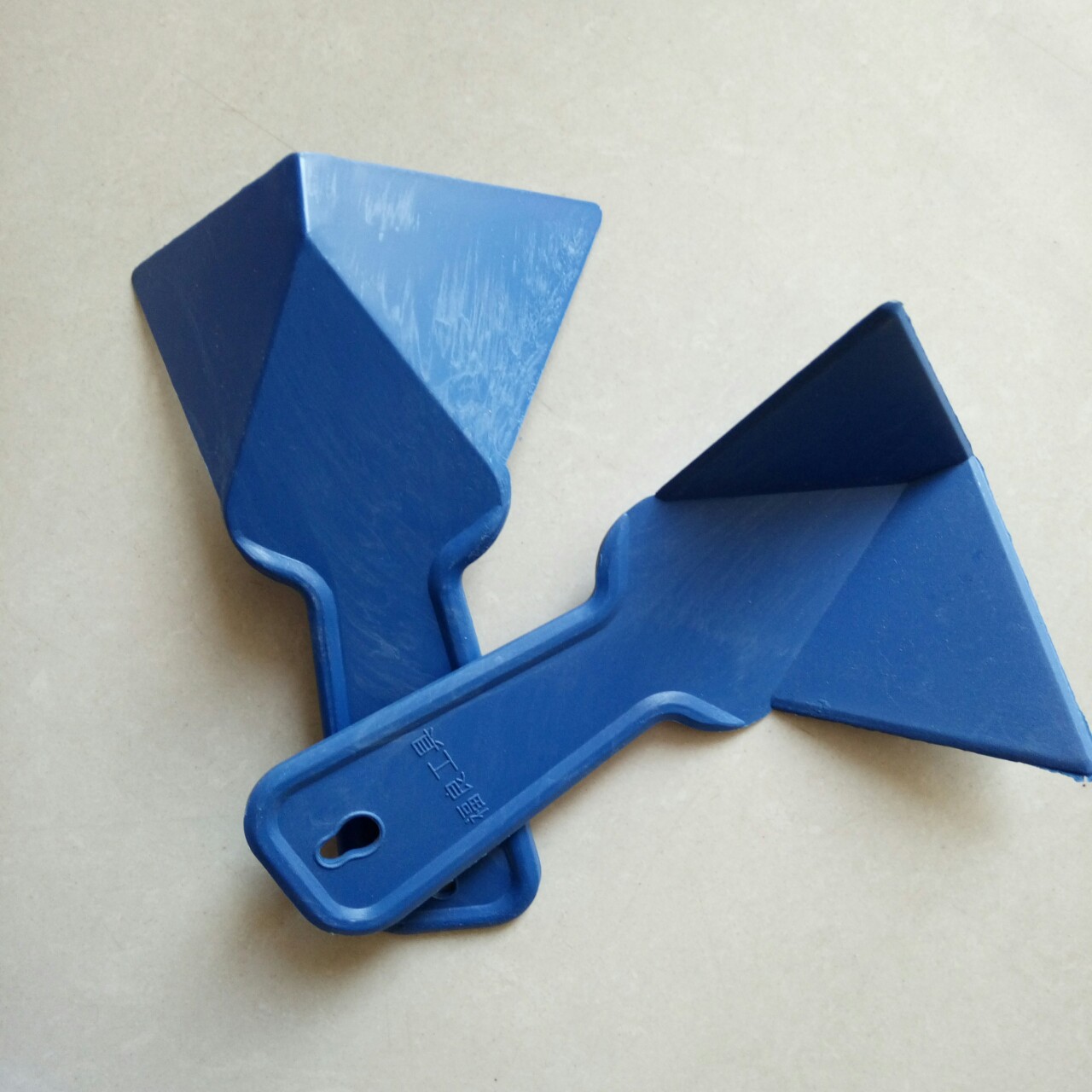 批发蓝色塑料阴角刨刀三角刮刀墙体造型护角涂刷工具 墙体拉角器