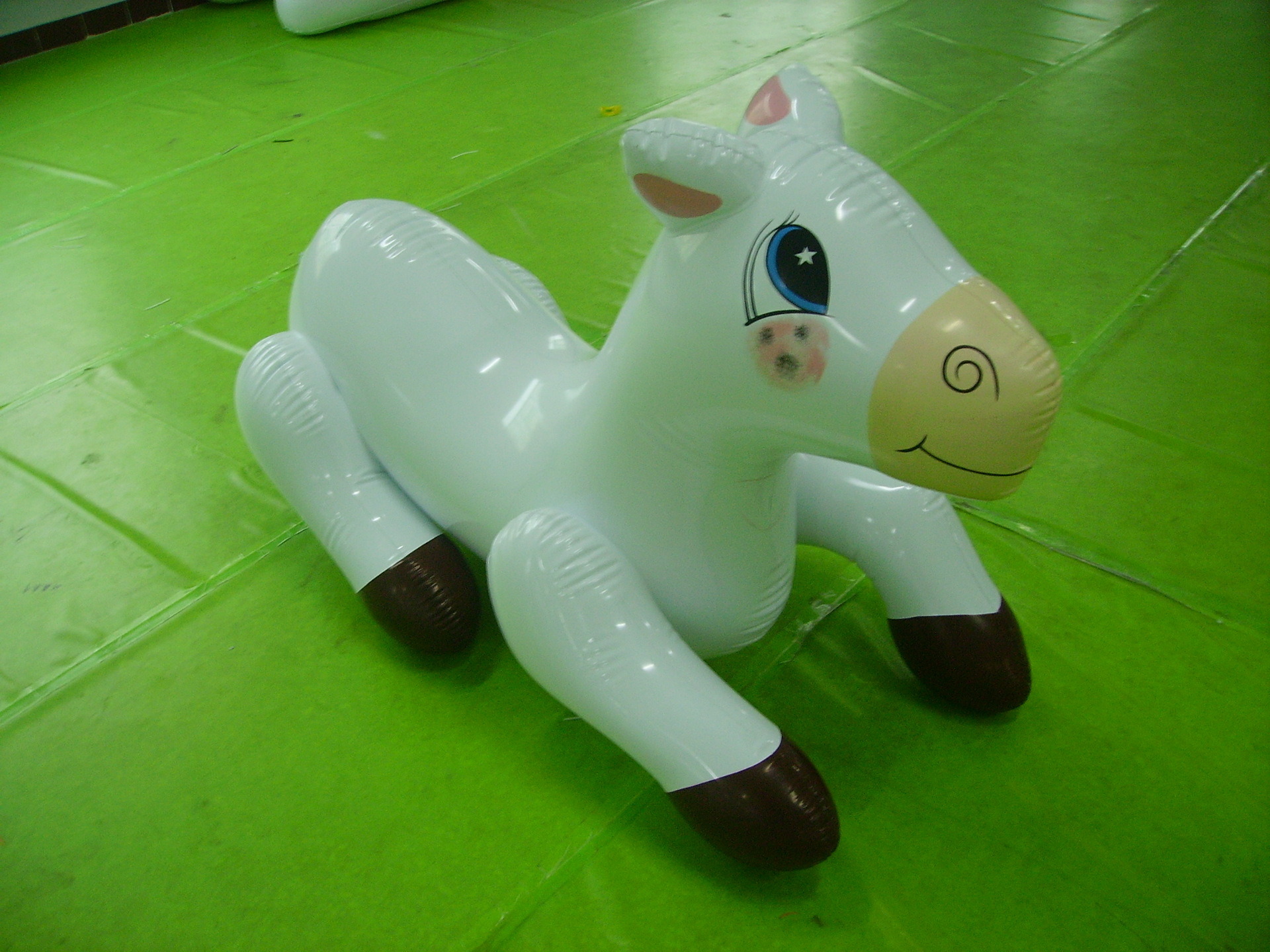 工厂定做pvc充气动物 充气小马玩具 充气奶牛 pvc充气动物坐骑