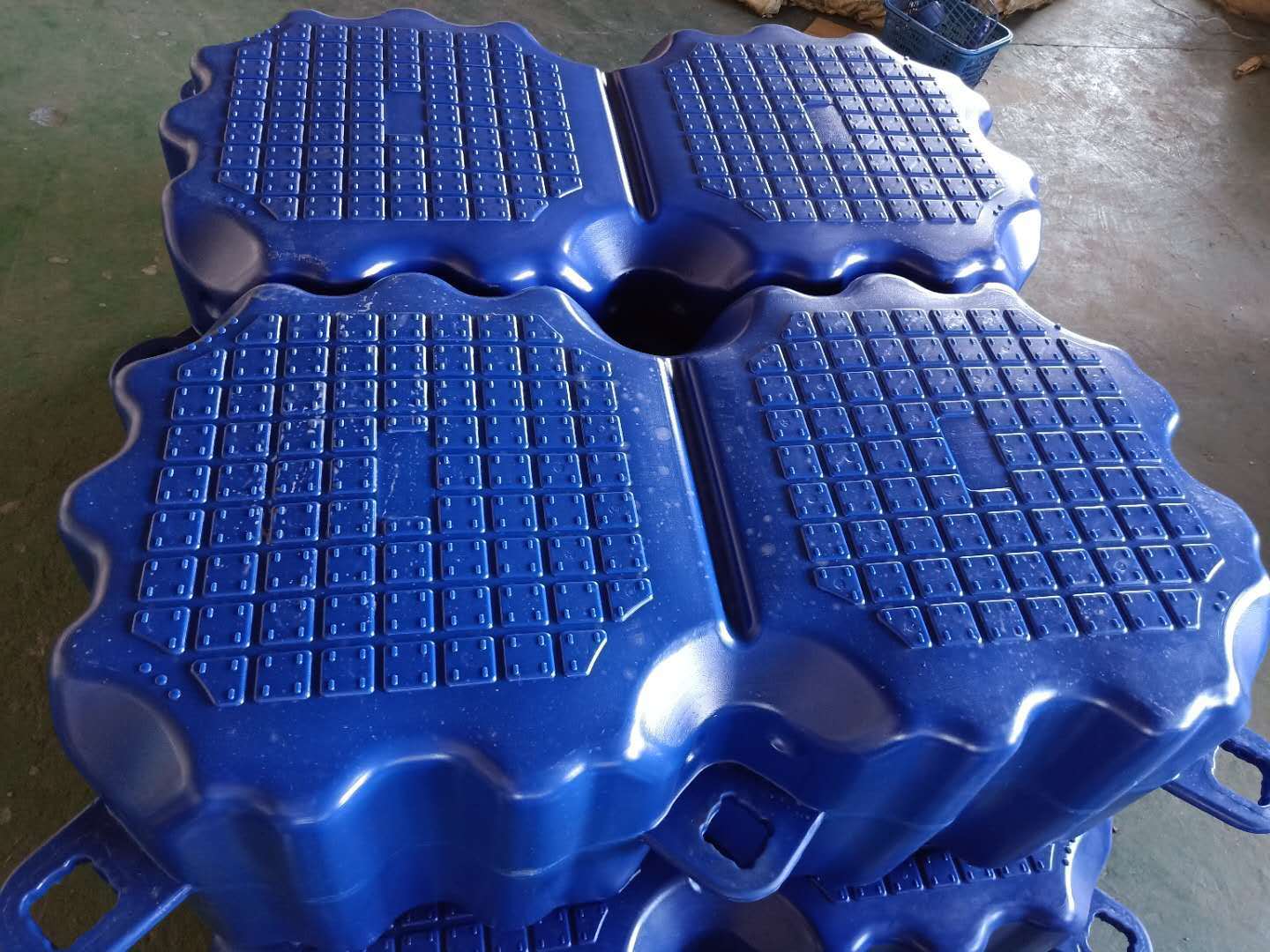 专业供应抗老化全新pe水上浮筒 水上码头铺木板工程建设