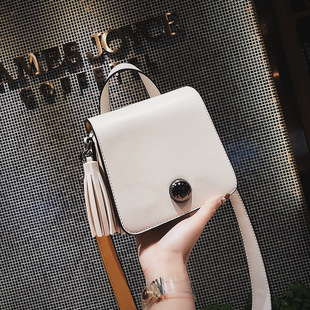 米白色包包斜挎包