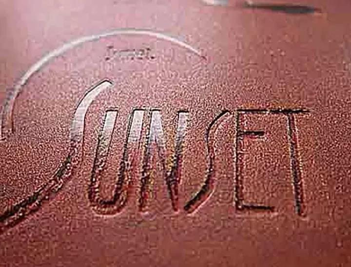 04-uv  磨砂uv: 磨砂uv配合压凹,使文字的质感跃然纸上.