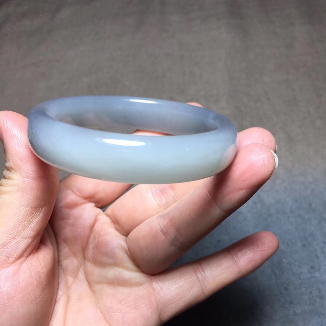 天然和田玉烟灰手镯 料子冰透细润 精品真玉女款显瘦玉镯子配证书