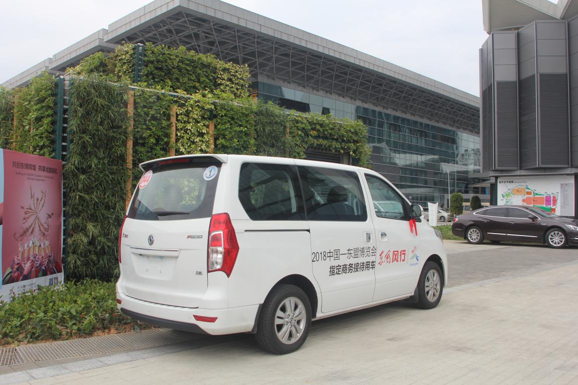 出会展准备搭乘大巴回去酒店,旁边停着一台绿牌的f600(东盟专用接送车