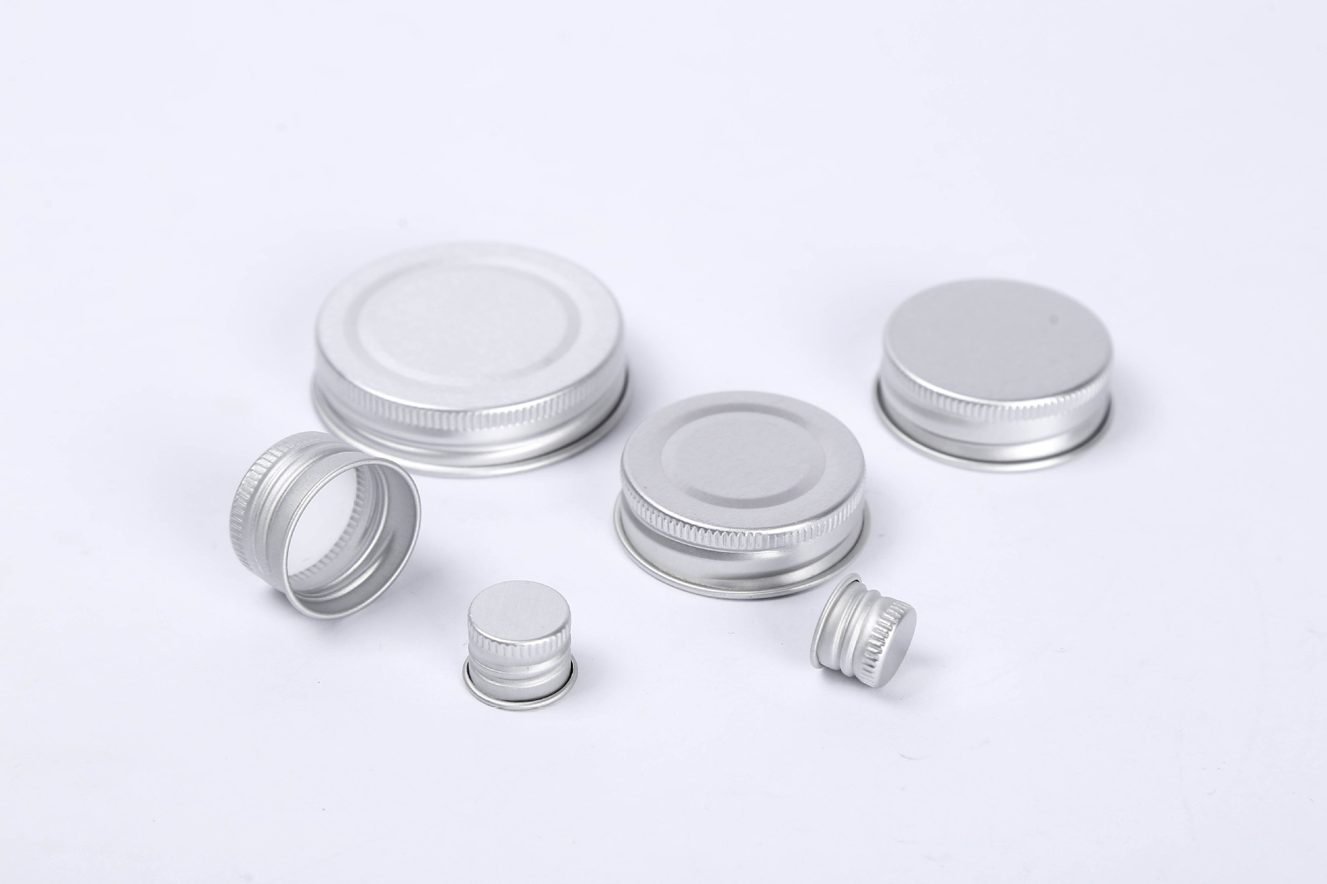 厂家定制化妆品铝盖银色圆形瓶盖压印logo电镀卷边螺纹氧化铝盖子