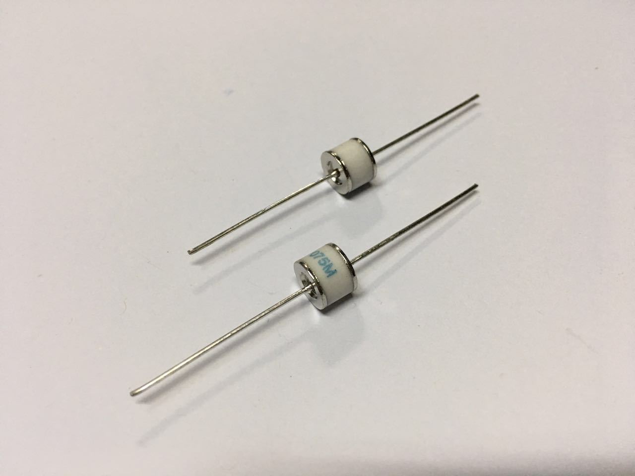 陶瓷气体放电管 防雷管 2rm075l-8 2rm075-8 2脚 75v 2r075 10ka