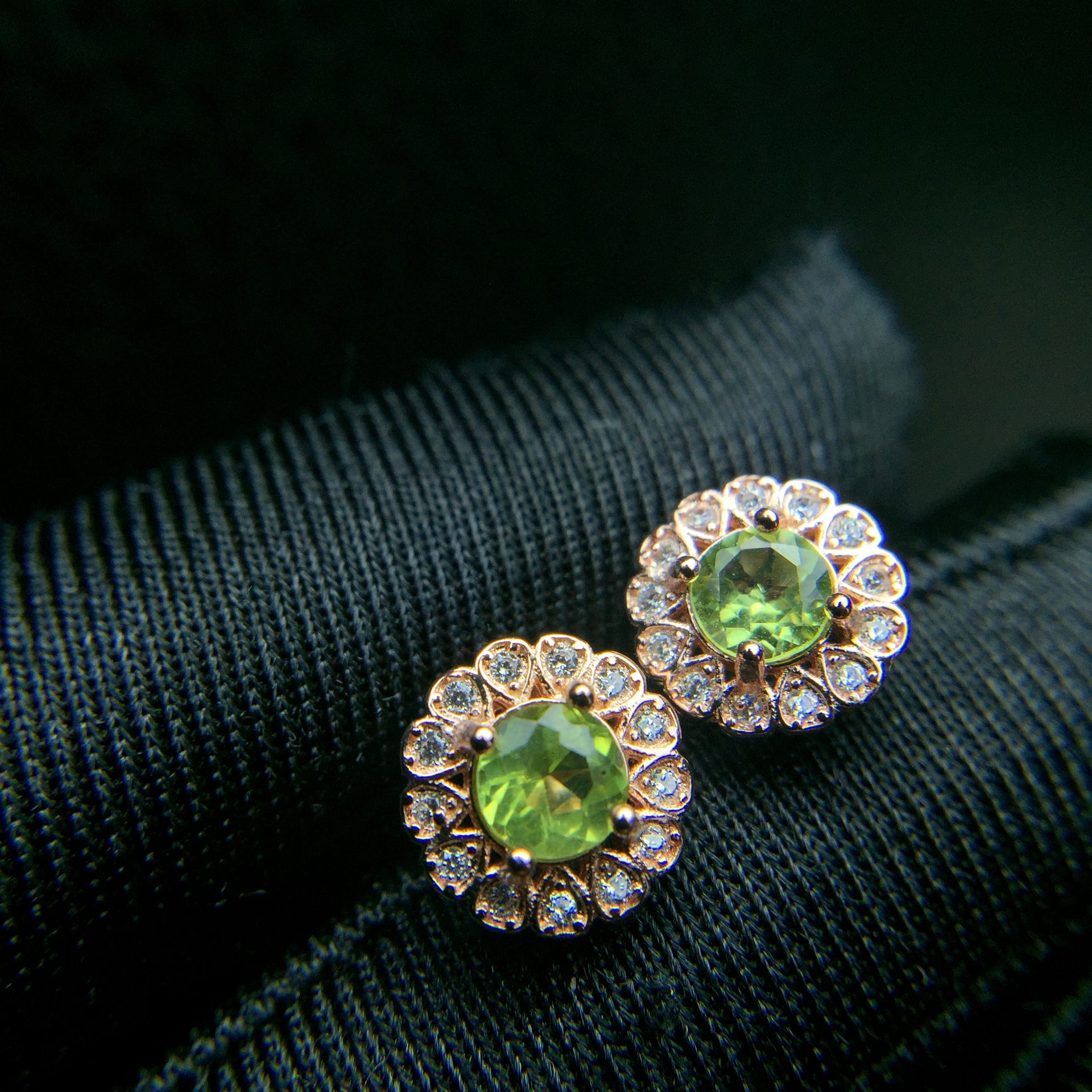 彩宝首饰 925 银镶嵌天然橄榄石小花耳钉 简单大方