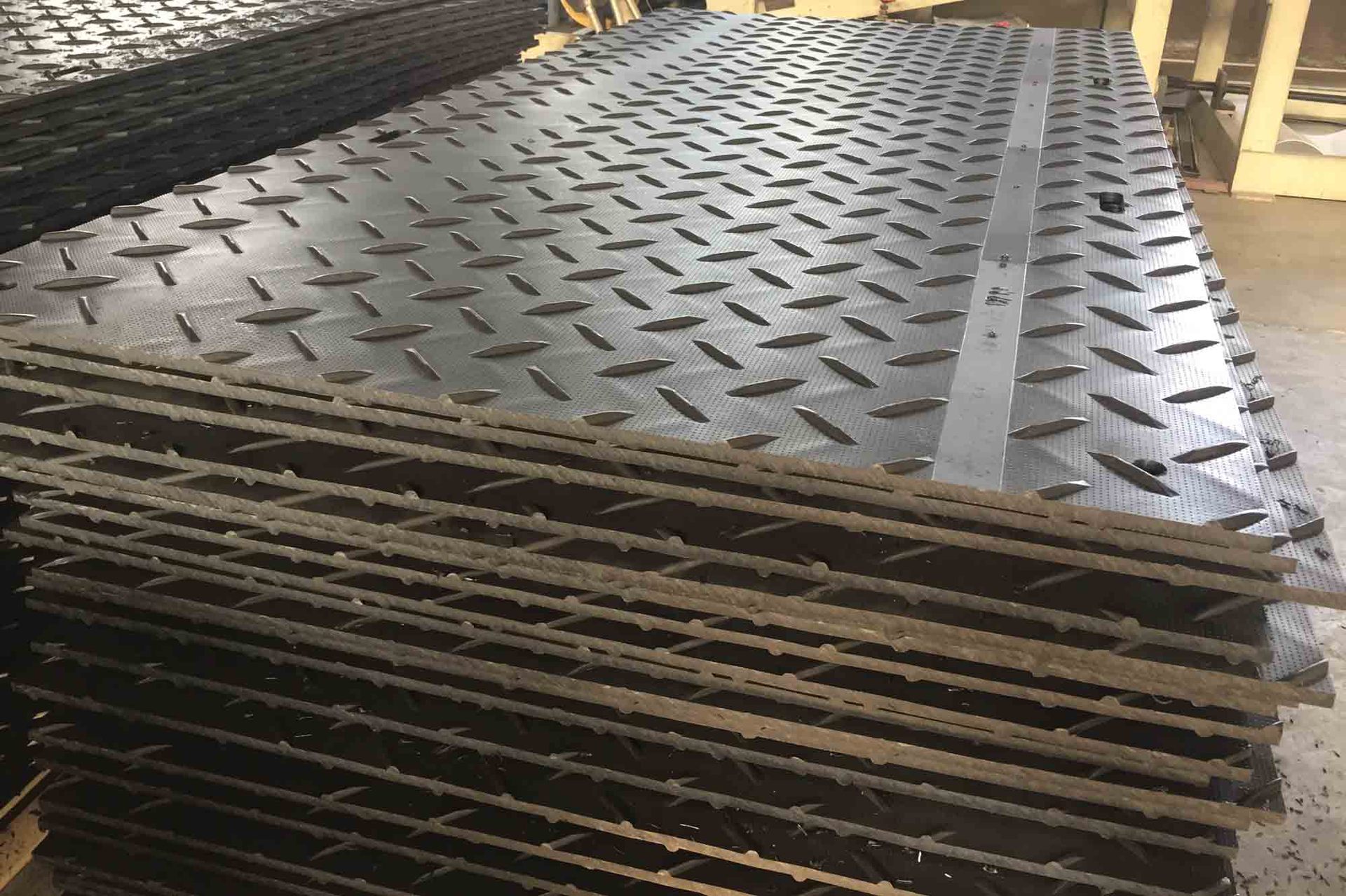 高密度聚乙烯防滑板无臭,无毒,手感似蜡,具有优良的耐低温性能