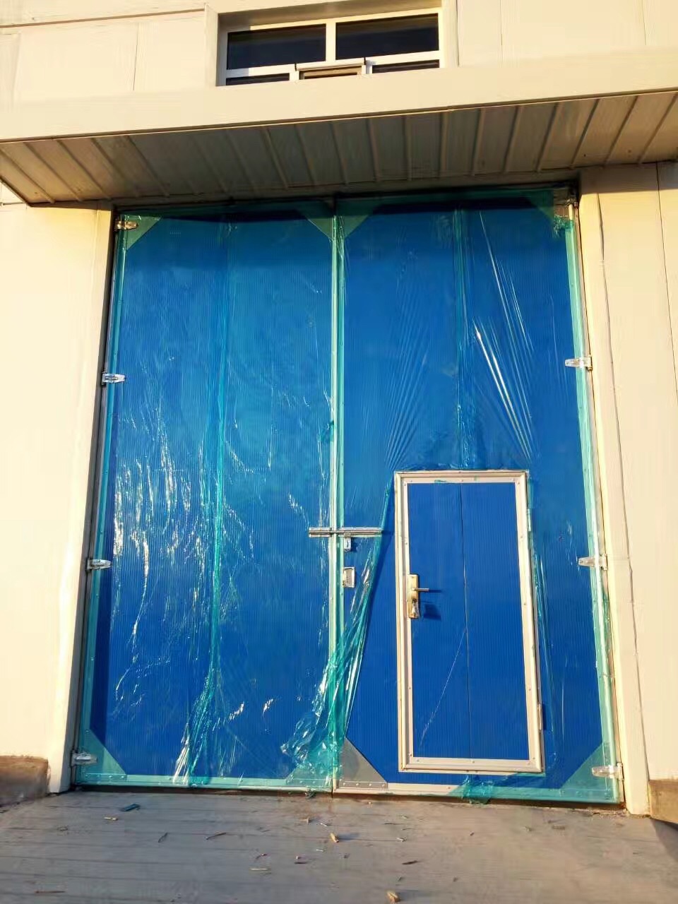 工程实景图 保温钢大门 平开钢大门 钢质保温门 钢制平开保温门