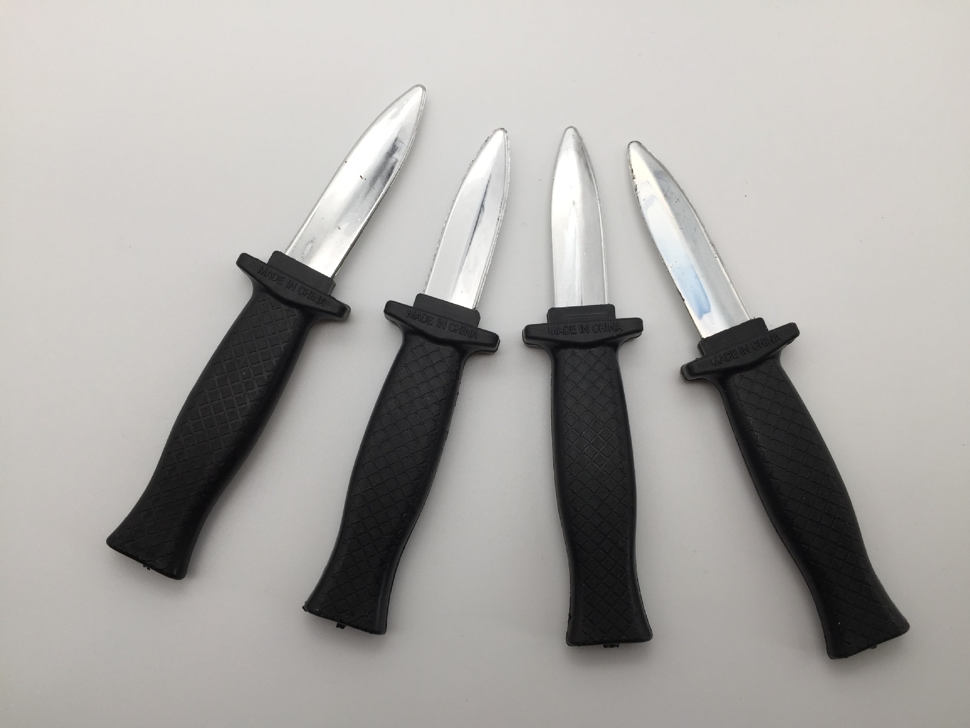 厂家直销 校园周边 塑料伸缩刀 塑料伸缩匕首