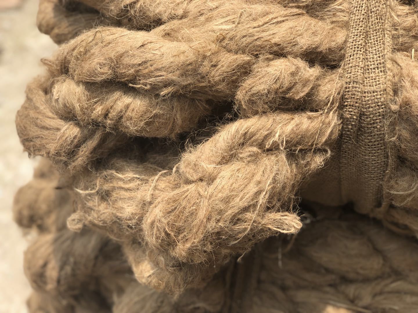 商品描述产地山东临沂主要原料油麻绳颜色麻黄色是否跨