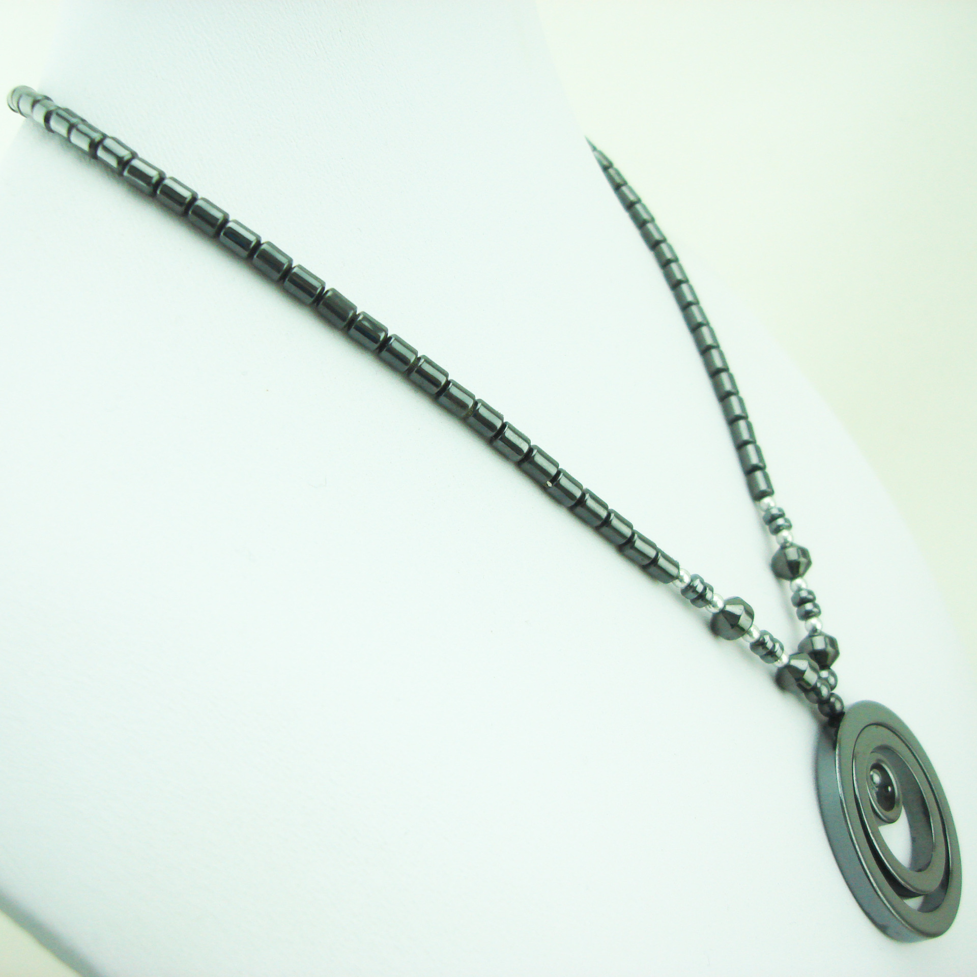 亚马逊跨境厂家直销 多层偏心圆环吊坠磁石项链女式时尚保健项链