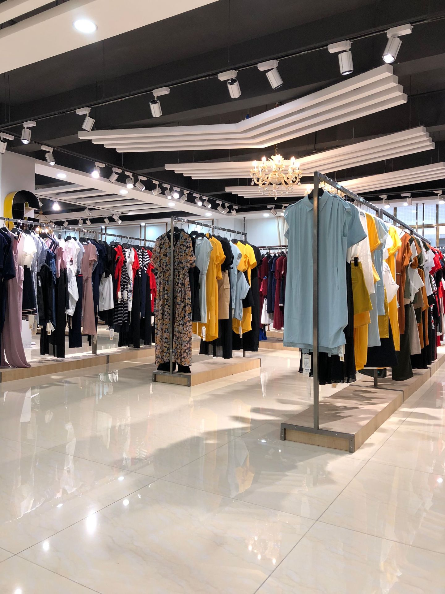 经营品牌女装折扣店怎样才能拿到优质的品牌折扣女装货源?