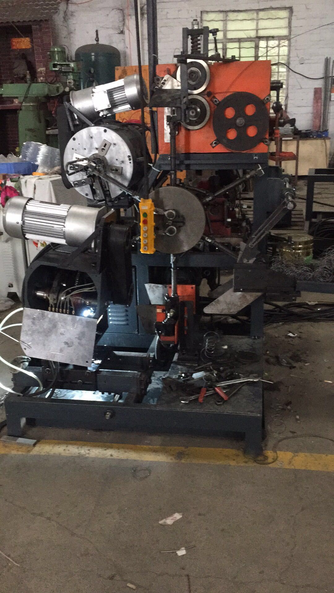 主要用途及性能: 该机是生产床垫,家具和汽车坐垫的弹簧的全自动设备