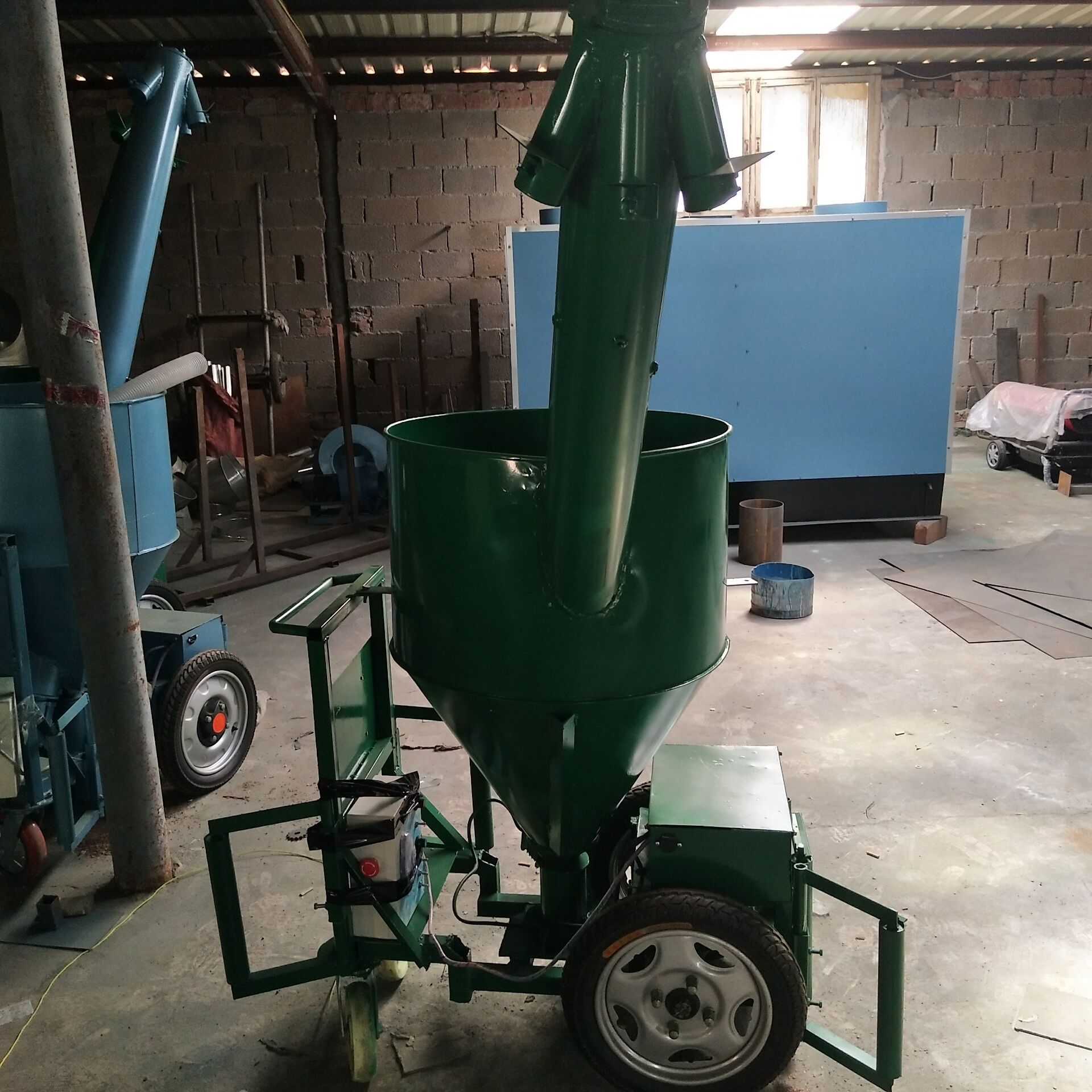 养鸡用自动喂料机厂家 手推式电瓶上料车价格 蛋鸡用喂料机