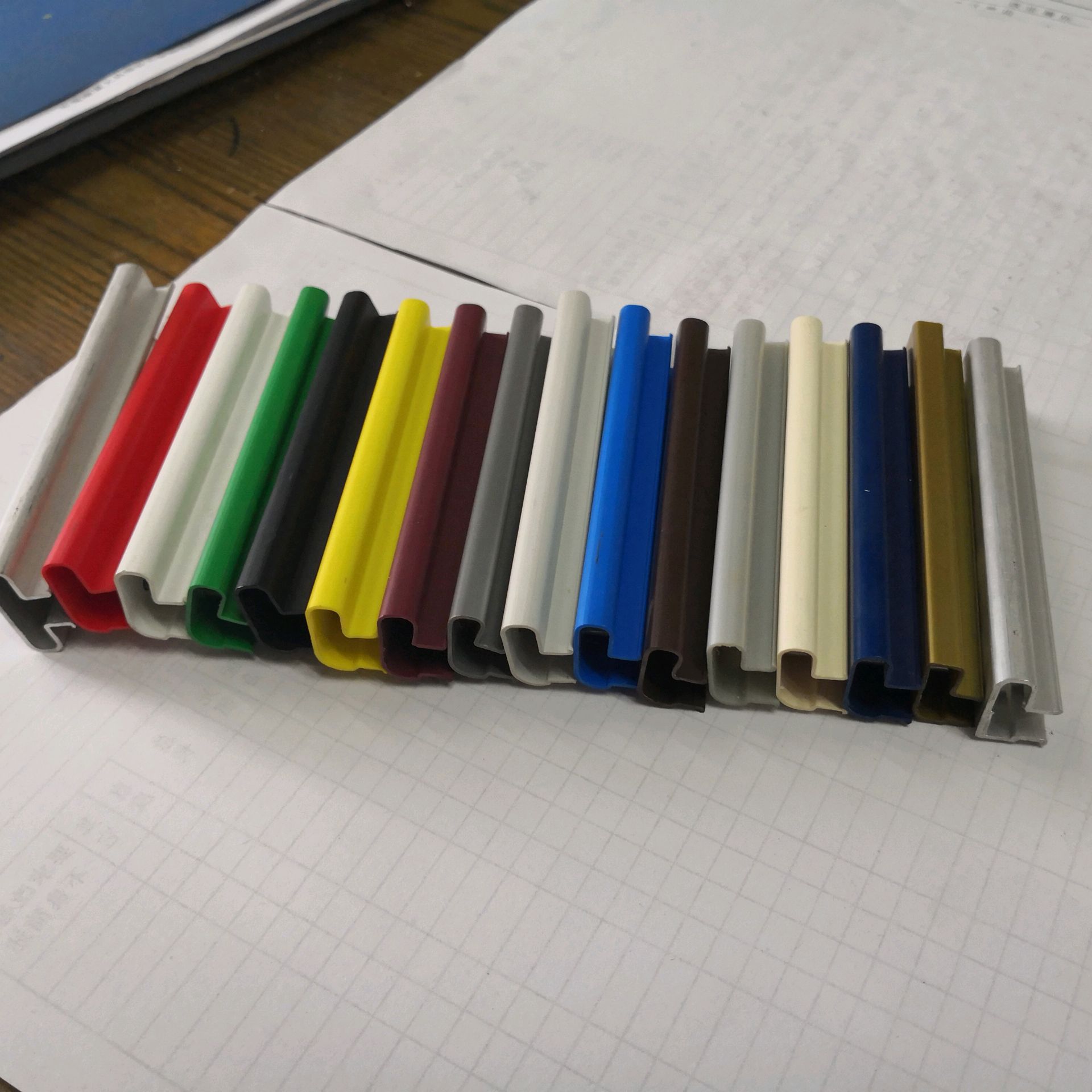 华通塑胶厂家开模生产pvc塑料挤出型材 塑料包边条 环保塑料压条