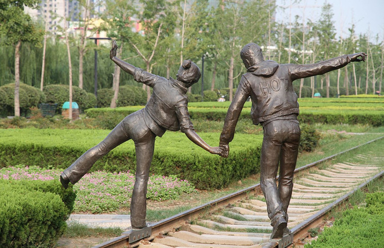 铸铜现代人物雕塑 牵手 广场景观小品 步行街美陈铜人物雕塑摆件