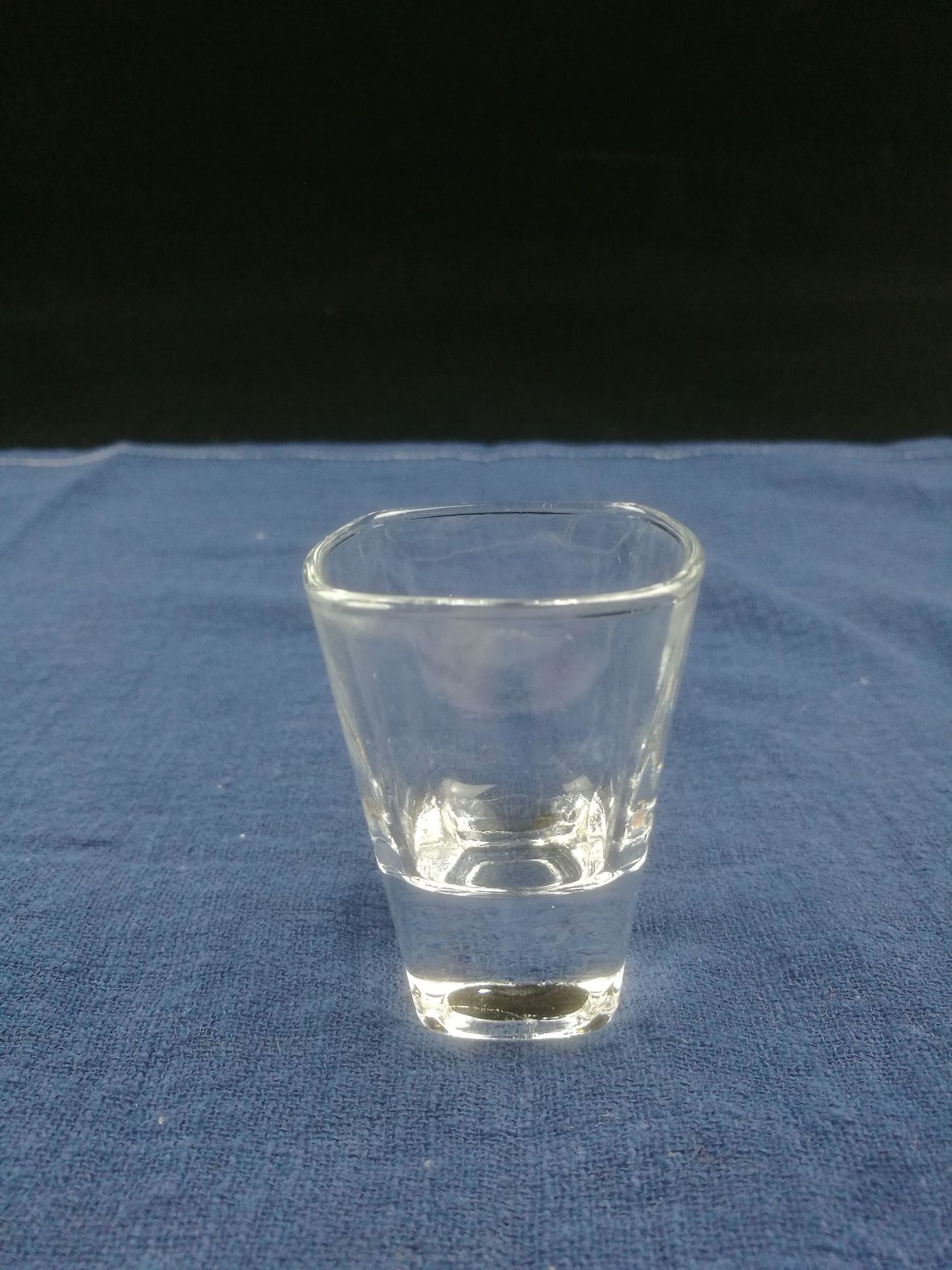 部光滑无残缺产品实拍,左边款式10毫升,右边款式30毫升高档四方白酒杯