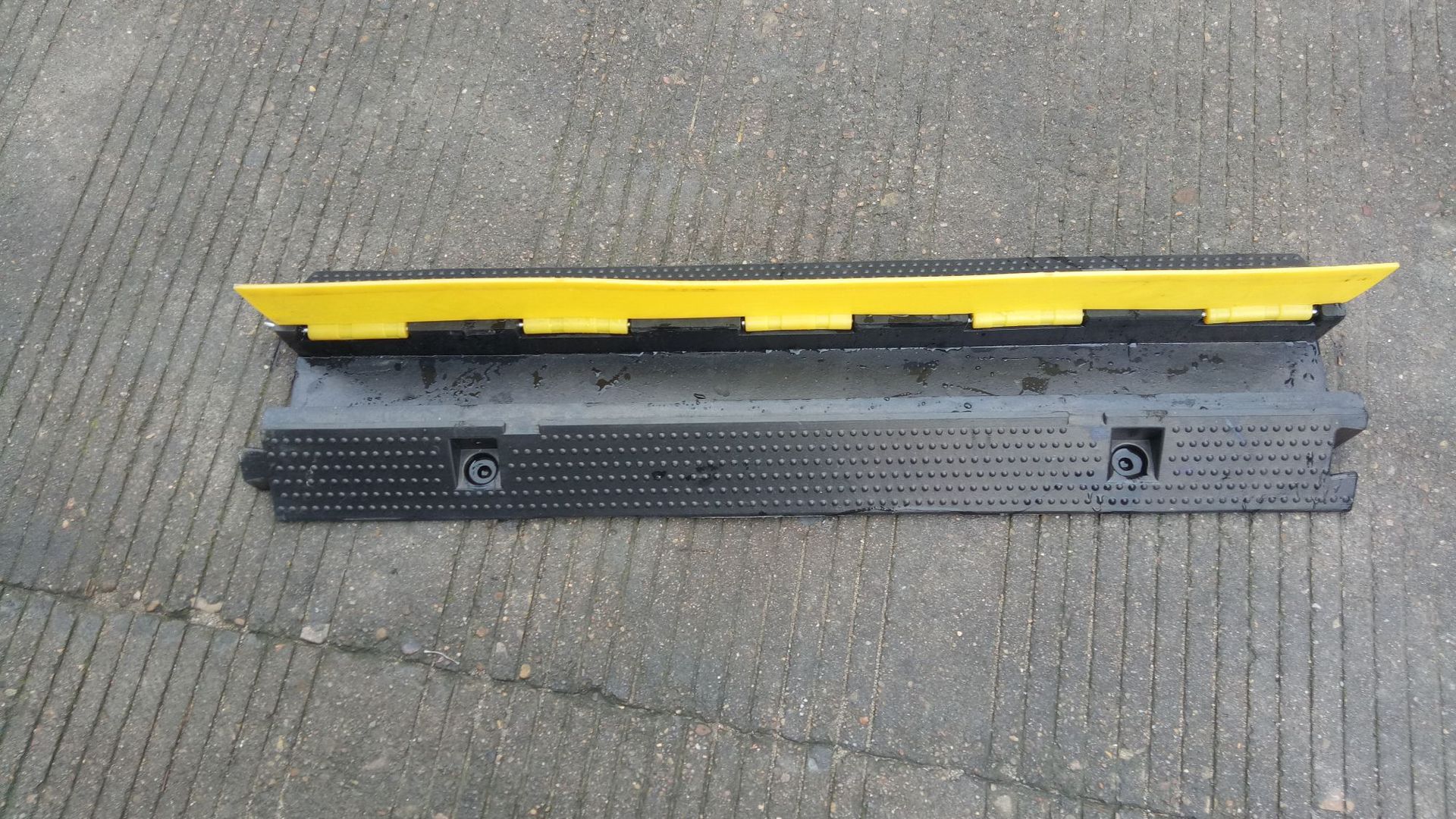 一线橡胶线槽板交通设施舞台酒店压线板过线板电线穿线板