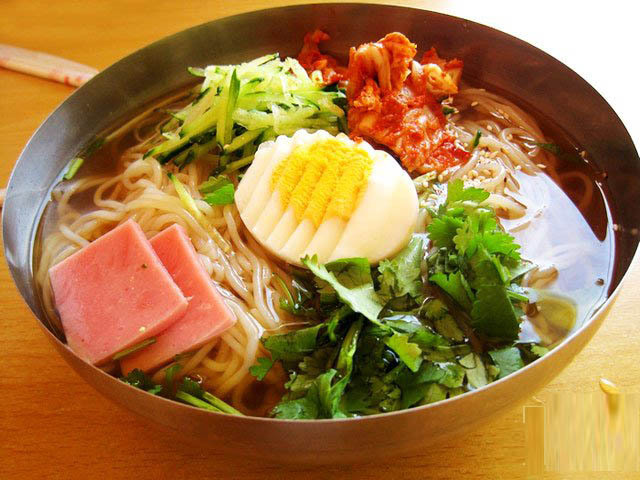 码上配料 8.倒入冰镇好的冷面