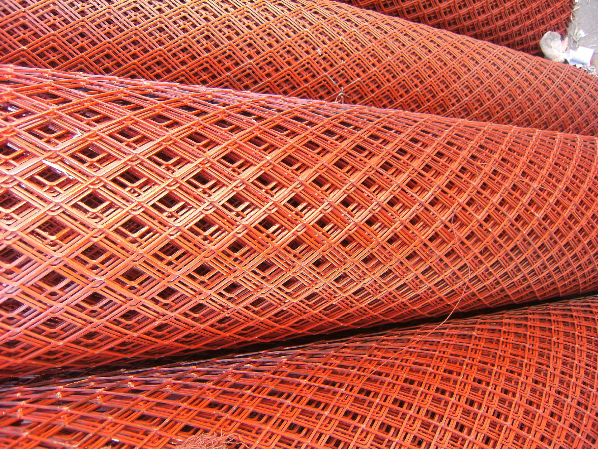 提高菱形钢板网的编制质量,要用到适合的润滑油剂,同时还有优质的网丝