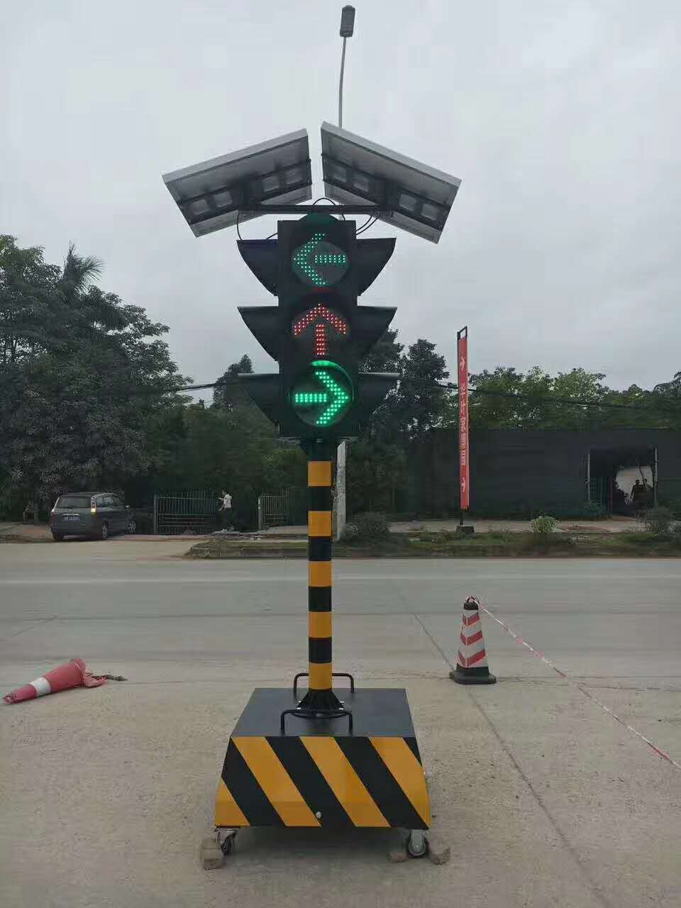 太阳能移动式信号灯 4面满屏3灯 临时红绿灯 临时交通灯