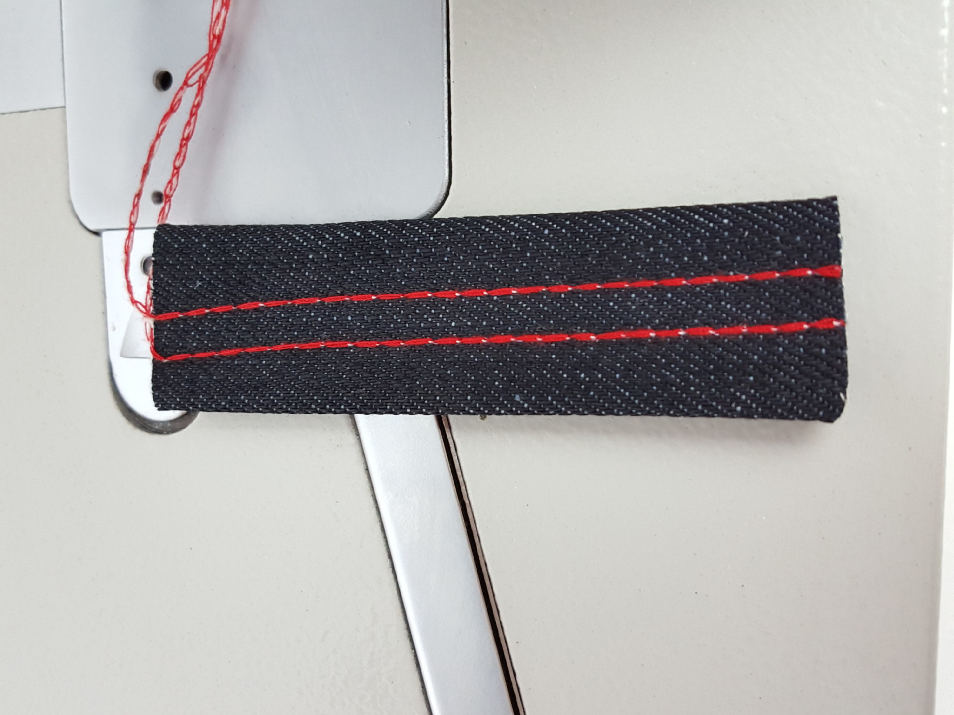 双针机可加装拖布轮 操作空间大,采用针杆挑线,弯针勾线,形成三针线迹