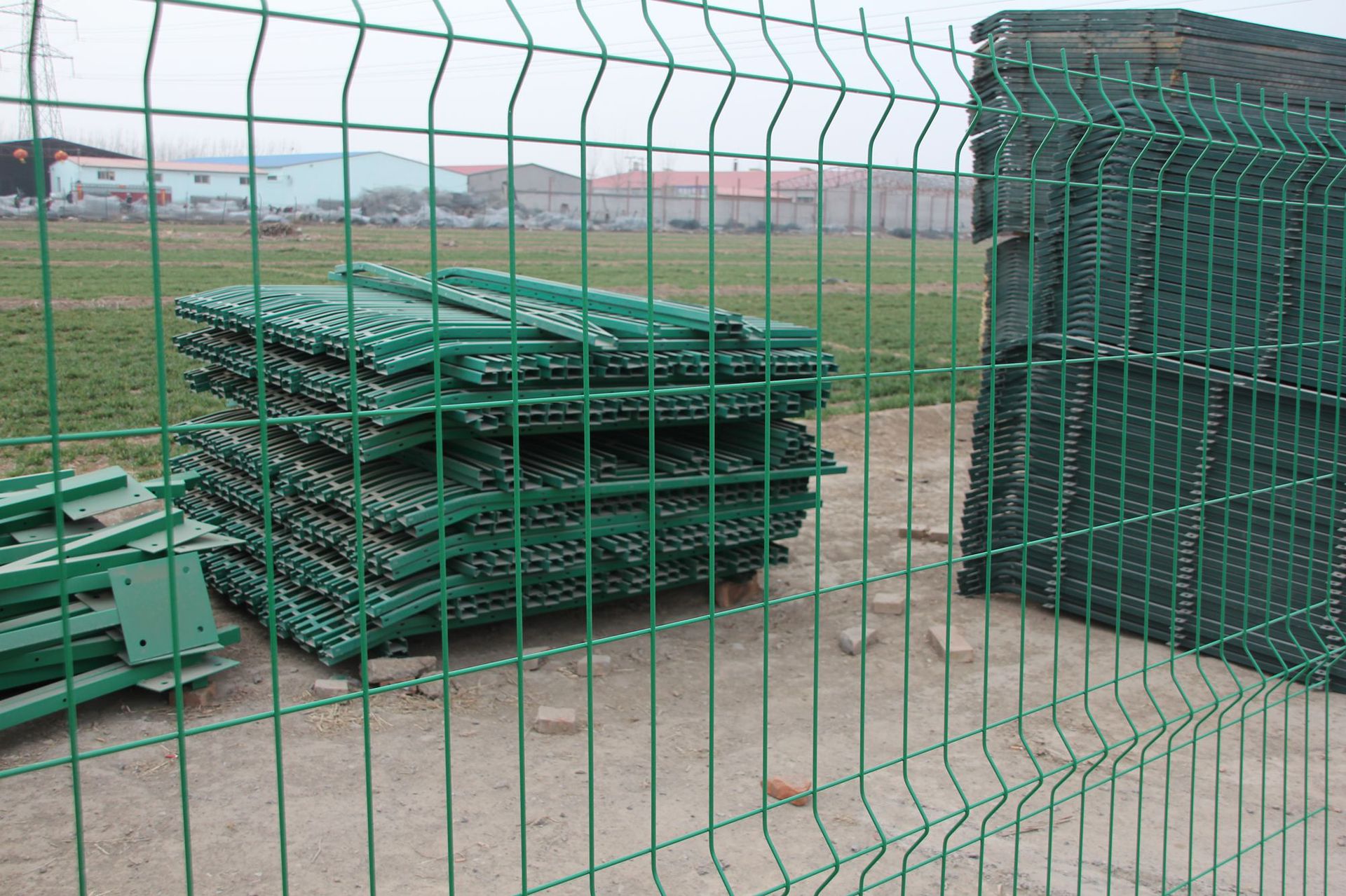 高速公路护栏网绿化带三折弯围栏pvc包塑三角隔离网栅50*200网孔