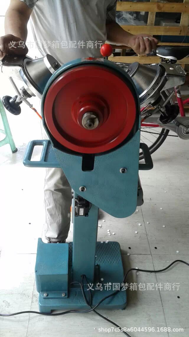 全自动打扣机四合扣钉扣机服装四合扣机器打纽扣机子防护用品面罩